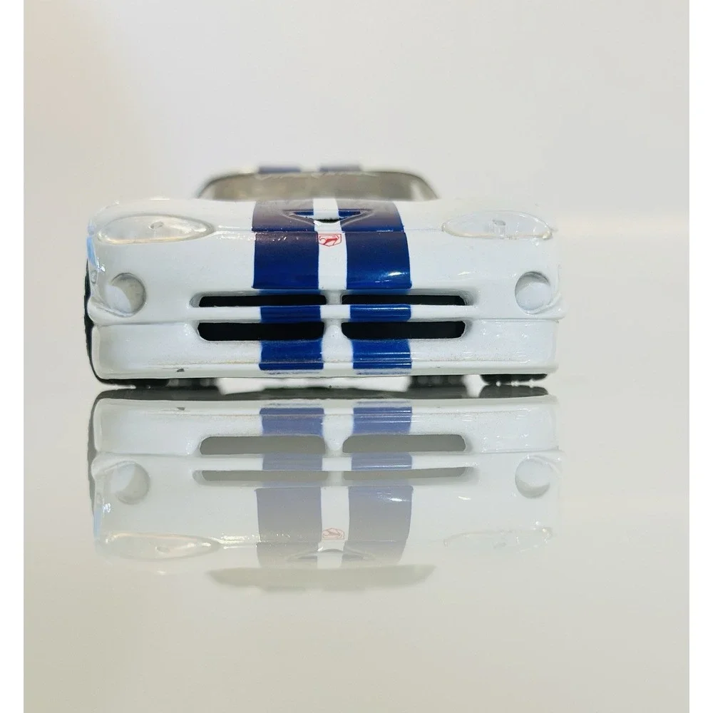 Maisto 1/24 Scale Die Cast Model Dodge Viper GT2 - White & Blue